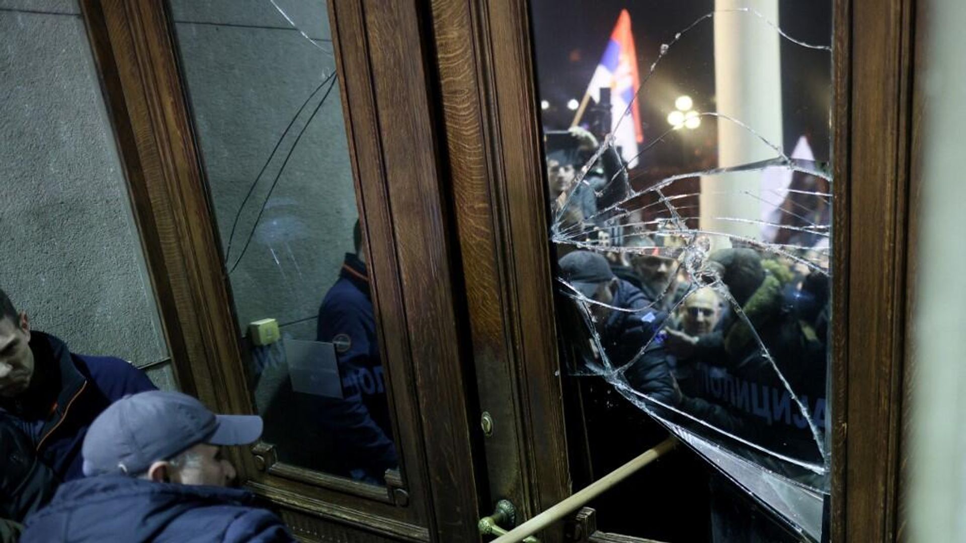 Сторонники оппозиции устроили беспорядки перед зданием городского совета Белграда - РИА Новости, 1920, 24.12.2023