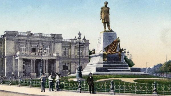 Вот такой памятник Нахимову стоял в Севастополе. Открытка начала ХХ века из коллекции Натальи Дремовой.