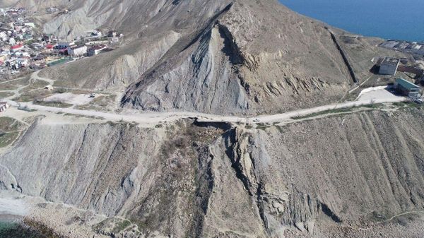В поселке Орджоникидзе восстановили дорогу и построили подпорную стену 