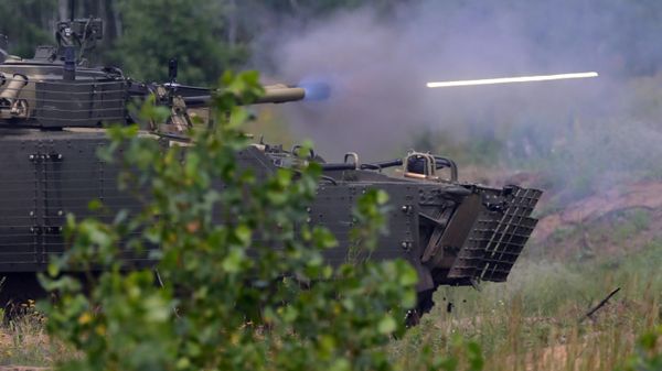 БМП-3 ведет огонь из 30-мм орудия