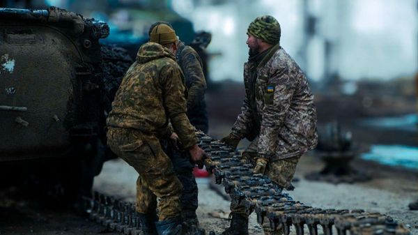 Солдаты ВСУ ремонтируют сломанную боевую технику