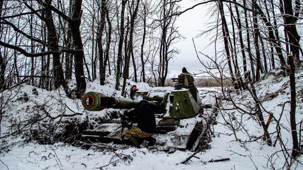 Солдаты ВСУ ремонтируют сломанную боевую технику