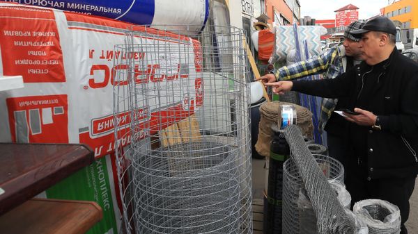Покупатели выбирают стройматериалы на строительном рынке
