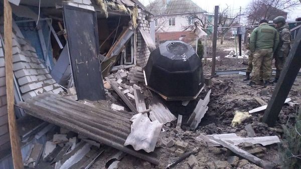 Неразорвавшийся снаряд обезвреживают взрывотехники Минобороны