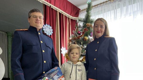 Юного героя из Раздольненского района Женю Левчука с Новым годом поздравили офицеры СК