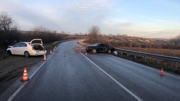 Три человека пострадали при столкновении двух иномарок под Белогорском