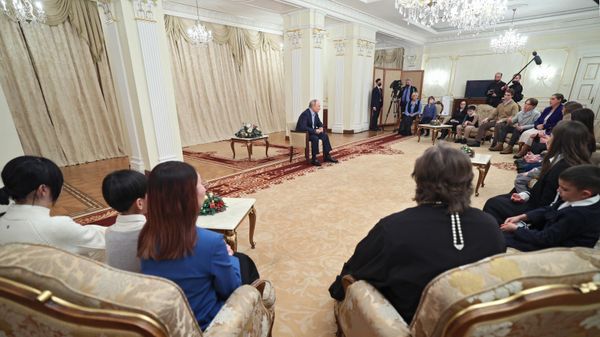 Президент РФ В. Путин встретился с семьями героев, погибших в ходе СВО