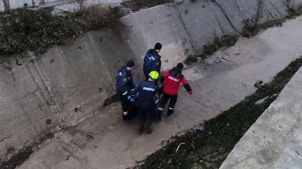 В Алуште мужчина получил перелом ног после падения с подпорной стены