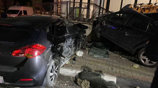 Автокран столкнулся с 13 автомобилями