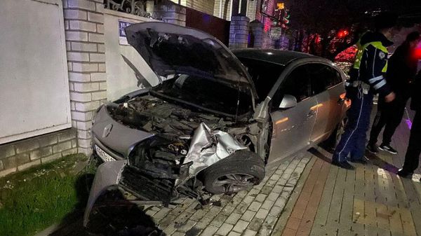 Автокран столкнулся с 13 автомобилями