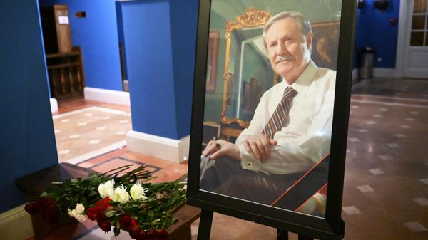 Цветы в память о художественном руководителе Малого театра Ю. Соломине