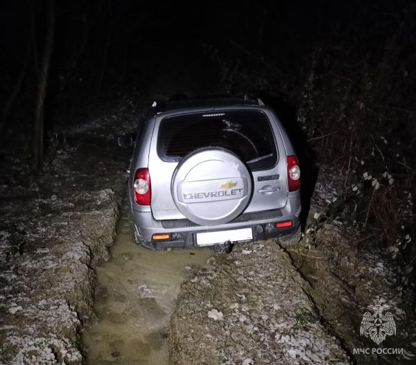 Автомобиль застрял в районе урочища Черноморка в Сочи 