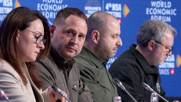 Руководитель Офиса президента Украины Андрей Ермак и  министр обороны Украины Рустэм Умеров во время встречи советников по национальной безопасности, организованный Всемирным экономическим форумом в Давосе 14 января 2024 года, для обсуждения мирного плана по Украине.