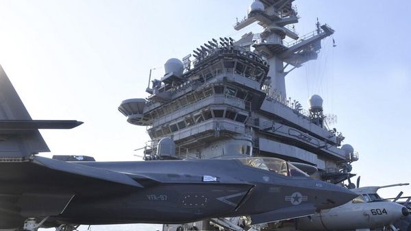 Самолет F-35C ВМС США на американском атомном авианосце 