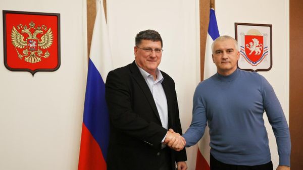 Военный эксперт, бывший разведчик Корпуса морской пехоты США Скотт Риттер и глава РК Сергей Аксенов