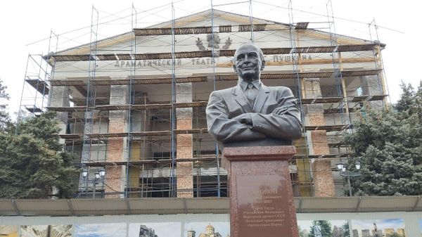 Памятник Василию Лановому в Керчи