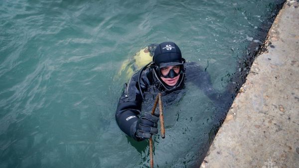 В канун Крещения водолазы обследовали дно в местах массовых купаний в Севастополе