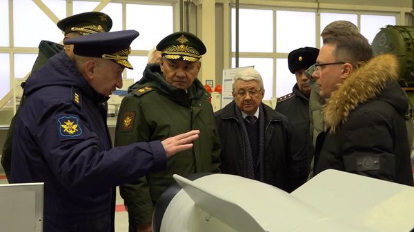 Шойгу на производстве управляемых ракет в Подмосковье 