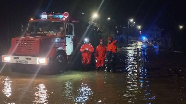 Спасатели МЧС России помогают севастопольцам в ликвидации последствий ЧС Спасатели МЧС России помогают севастопольцам в ликвидации последствий ЧС