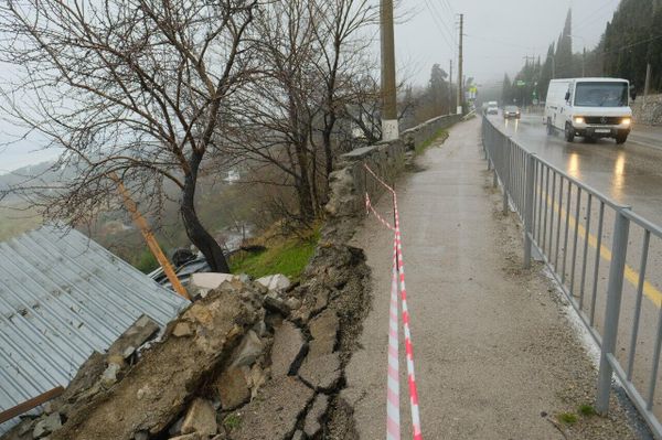 В районе поселка Никита в Ялте упала еще одна подпорная стена