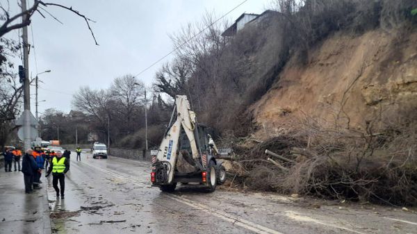 В Севастополе со стороны автовокзала произошел обвал подпорной стены