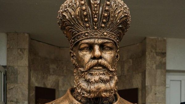 В школе №11 в Ялте открыли бюст российскому царю Александру III