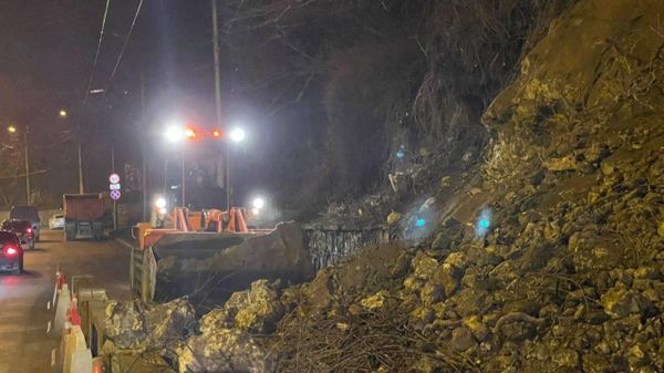 Последствия схода грунта в Севастополе устраняет Севавтодор