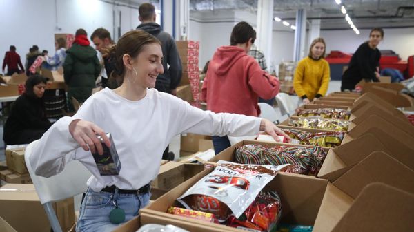 Волонтеры собирают подарочные наборы для участников СВО.