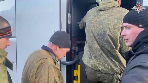 Российские военные возвращены из украинского плена. Стоп-кадр видео