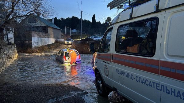 В Алуште заглохший в воде автомобиль заблокировал проезд