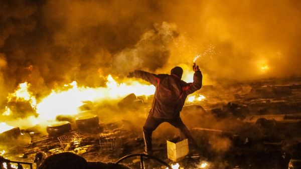 Неонацисты жгут все во время майдана