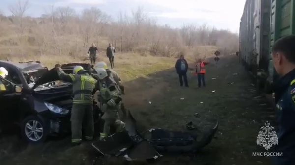 Трое детей погибли в столкновении поезда и легкового авто в Ставропольском крае
