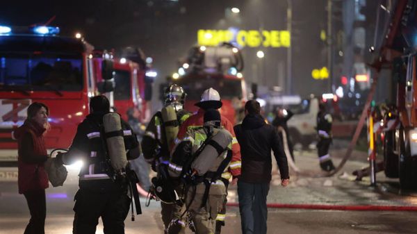 Спасатели МЧС на месте пожара в многоэтажке Анапы Спасатели МЧС на месте пожара в многоэтажке Анапы
