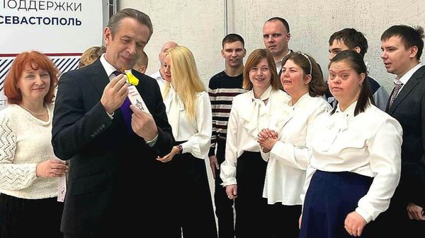  Владимир Машков В штабе общественной поддержки Севастополя во время общения с участниками инклюзивного центра Особая молодежь