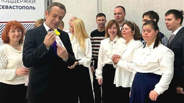  Владимир Машков В штабе общественной поддержки Севастополя во время общения с участниками инклюзивного центра Особая молодежь