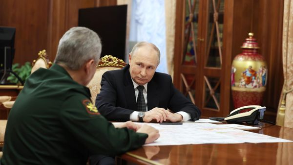Президент РФ В. Путин провел встречу с министром обороны РФ С. Шойгу