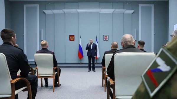 Сергей Аксенов поздравляет защитников отечества