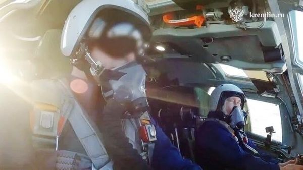 Президент РФ Владимир Путин в кабине пилота модернизированного стратегического ракетоносца Ту-160М Президент РФ Владимир Путин в кабине пилота модернизированного стратегического ракетоносца Ту-160М