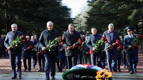 Возложение цветов к Вечному огню в Симферополе