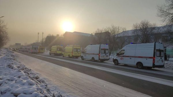 Машины скорой помощи транспортируют пострадавших при взрыве на Шагонарской ТЭЦ