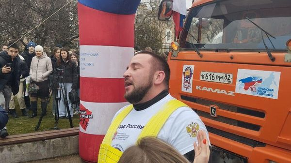 Силач из Керчи Егор Сорокалетов отбуксировал на 100 метров КамАЗ, на котором Путин пересек Крымский мост 