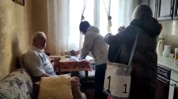 В Симферополе на дому проголосовал настоящий полковник