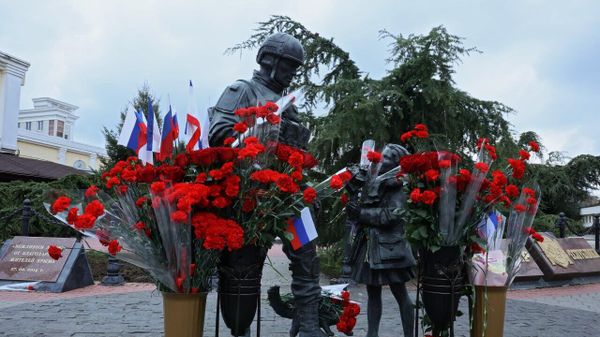 Памятник Вежливым людям в Симферополе Памятник Вежливым людям в Симферополе