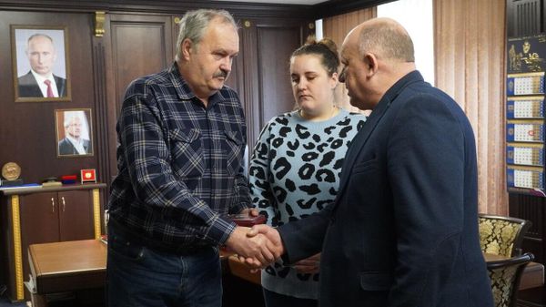 В Керчи вручили награду родным героя СВО