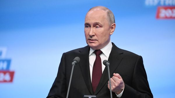 В. Путин встретился с доверенными лицами в избирательном штабе