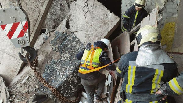 Под завалами жилого дома в Лисичанске после атаки ВСУ найден погибший