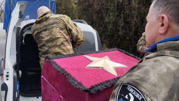 Останки найденного в микрорайоне Героевка бойца Михаила Ордова передают в Керчи внучатым племянникам из Смоленской области Останки найденного в микрорайоне Героевка бойца Михаила Ордова передают в Керчи внучатым племянникам из Смоленской области