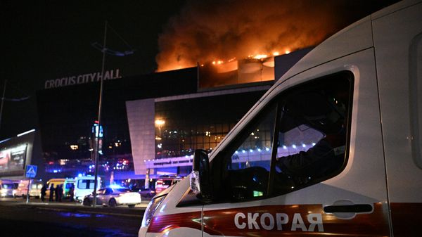 Автомобиль скорой помощи у концертного зала Крокус Сити Холл, где произошла стрельба.