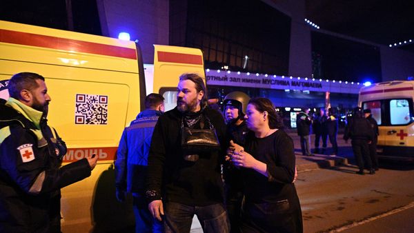 Сотрудники скорой помощи оказывают помощь пострадавшим у концертного зала Крокус Сити Холл, где произошла стрельба