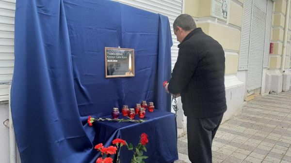 В Феодосии организован стихийный мемориал в память о жертвах теракта в Крокус Сити Холле В Феодосии организован стихийный мемориал в память о жертвах теракта в Крокус Сити Холле